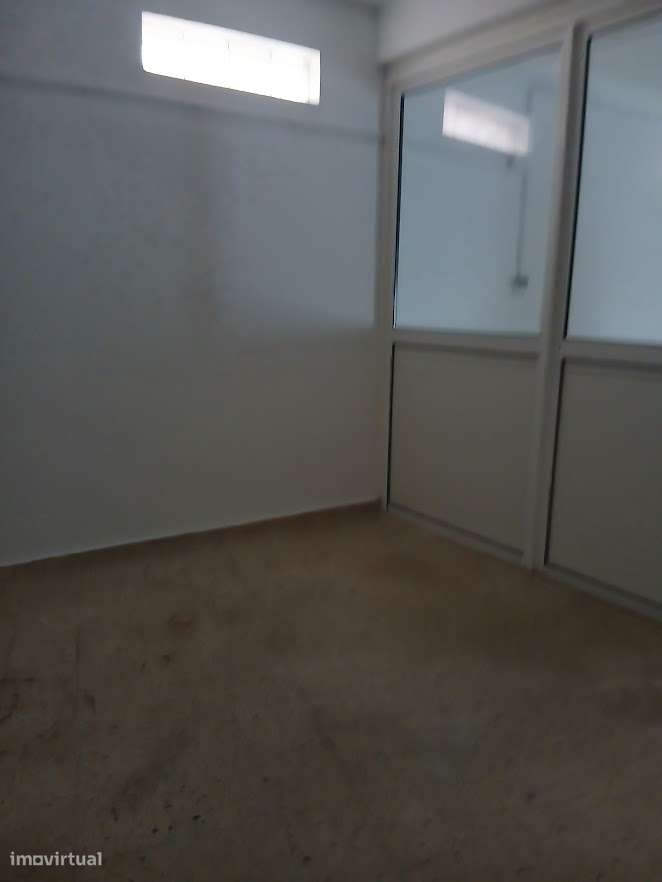 Arrenda-se Armazém Camarate Bº do Grilo/Fetais - Grande imagem: 4/13