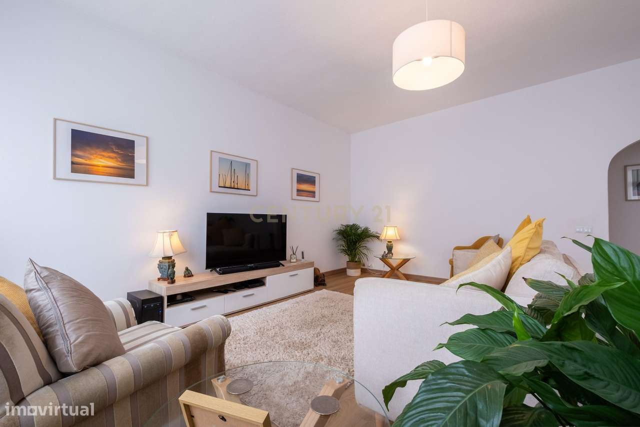 Moradia T2 Remodelada em Câmara de Lobos com Vista para o Pôr do Sol-14