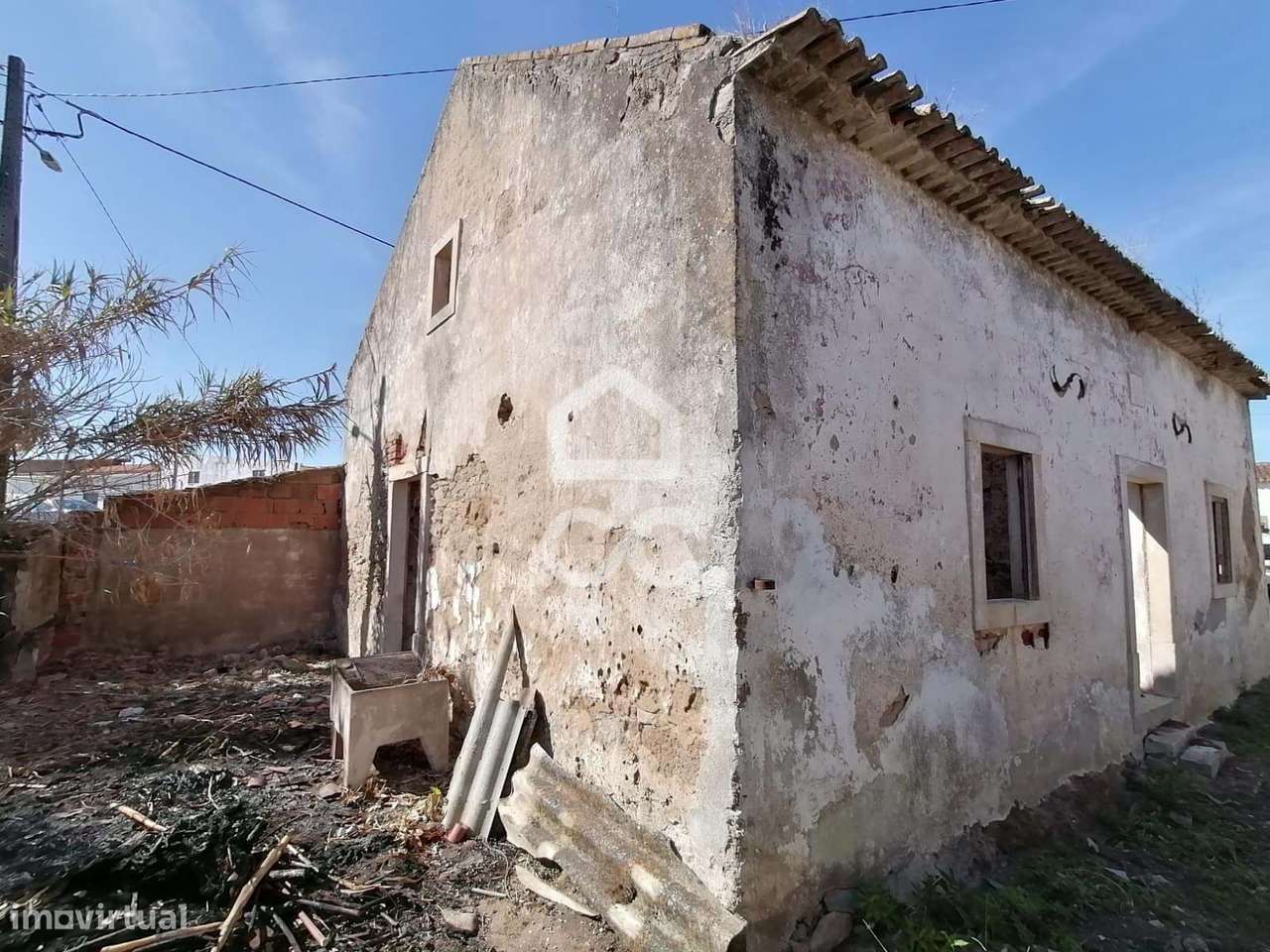 Moradia para recuperação, inserida num amplo lote de 687 m²-9