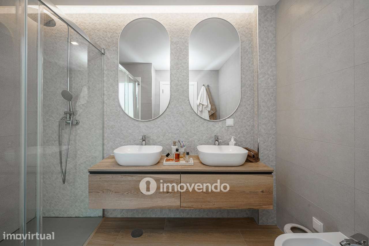 Moradia T3+1 moderna, com piscina e garagem, na Caparica-23