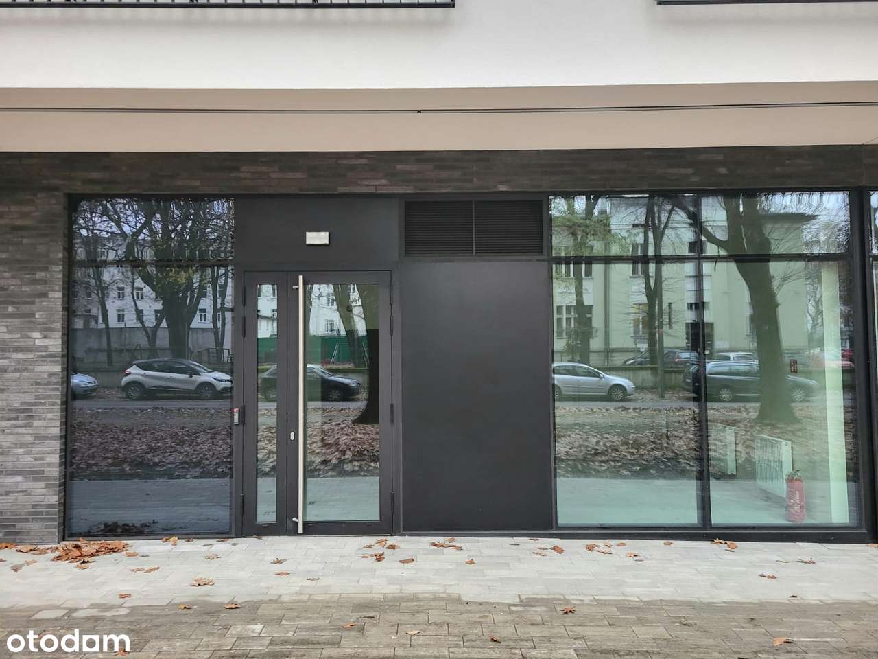 BEZPOŚREDNIO - SPRZEDAM nowy LOKAL USŁUGOWY - ul. Senatorska-0