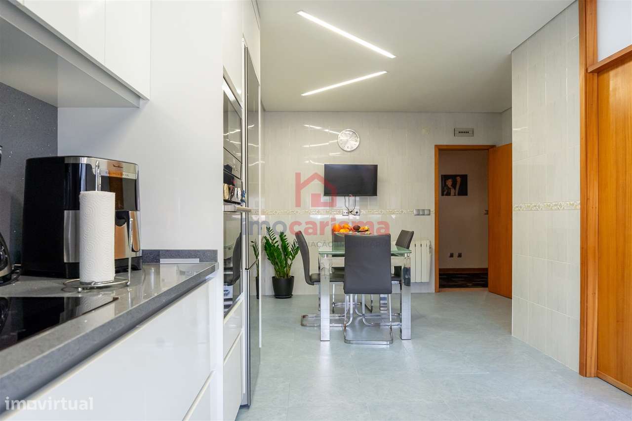 Apartamento T4 transformado em T3 no centro de Vila das Aves, Santo Ti-13