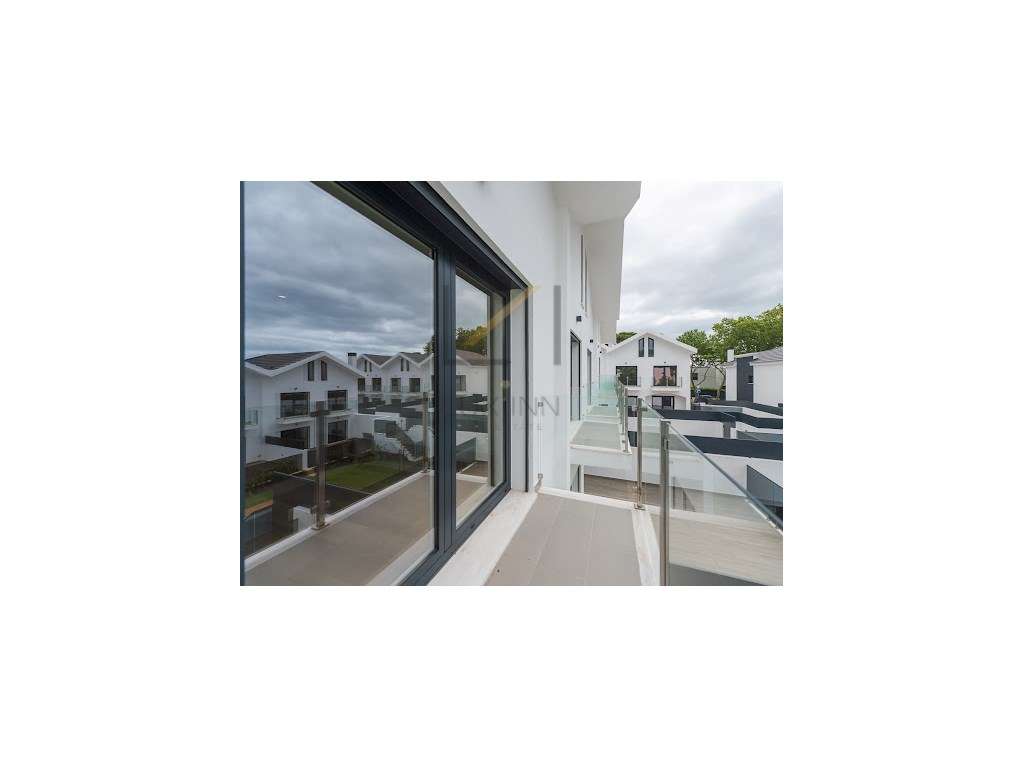 Moradia de Luxo T4 , São Pedro Do Estoril, com Piscina e Garagem-48