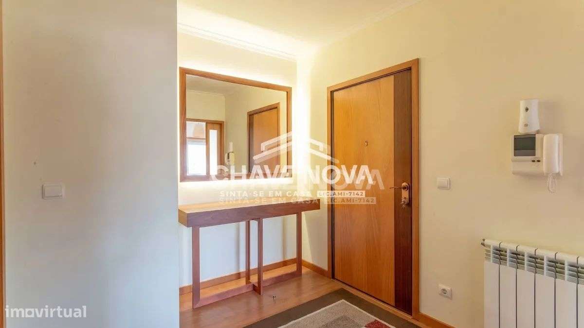 Apartamento T2, em Pedroso, com duas varandas, garagem e arrumos-9