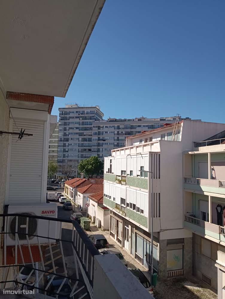 Apartamento T2 com cozinha separada na Amadora-5