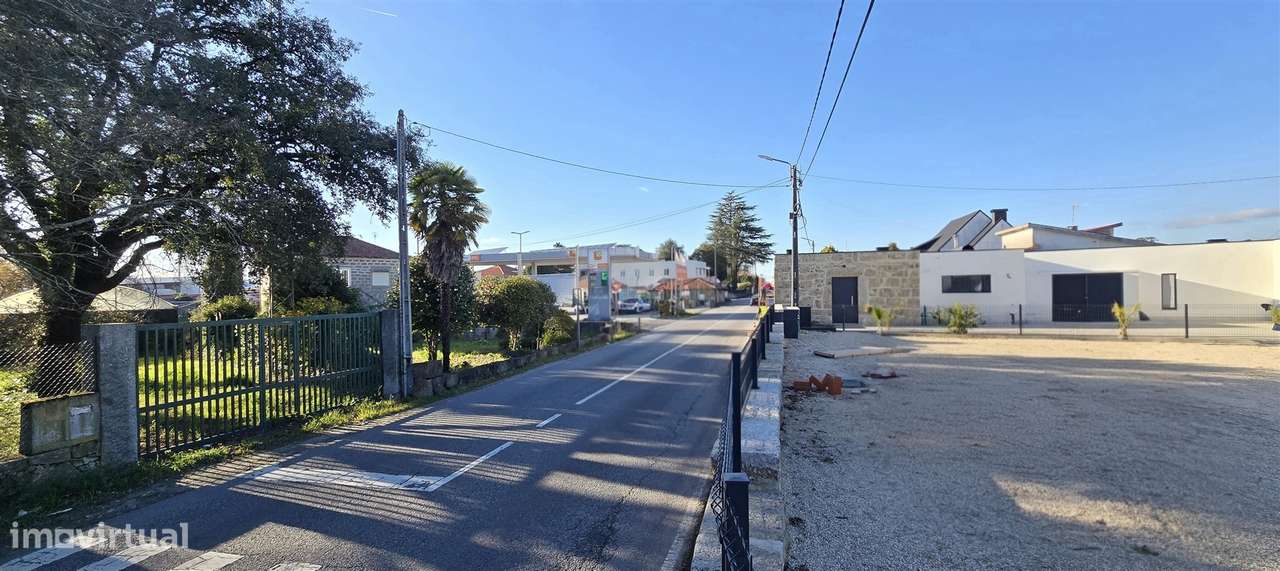 4 Moradias + Terreno c/ possibilidade de negócio - Vila Nova de Famali-0