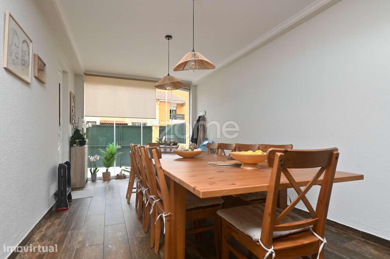 Moradia T3 + 1 remodelada, na Aldeia de Juso (Bairro Chesol)-10