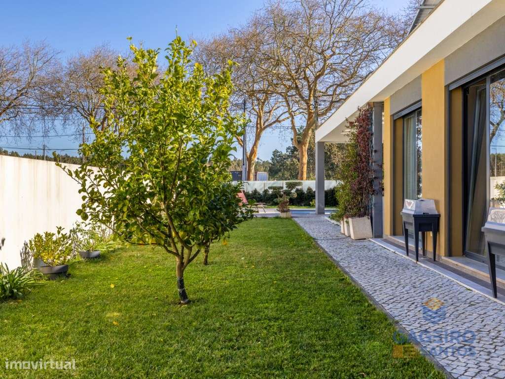 Moradia Térrea T3 Contemporânea com Piscina-46