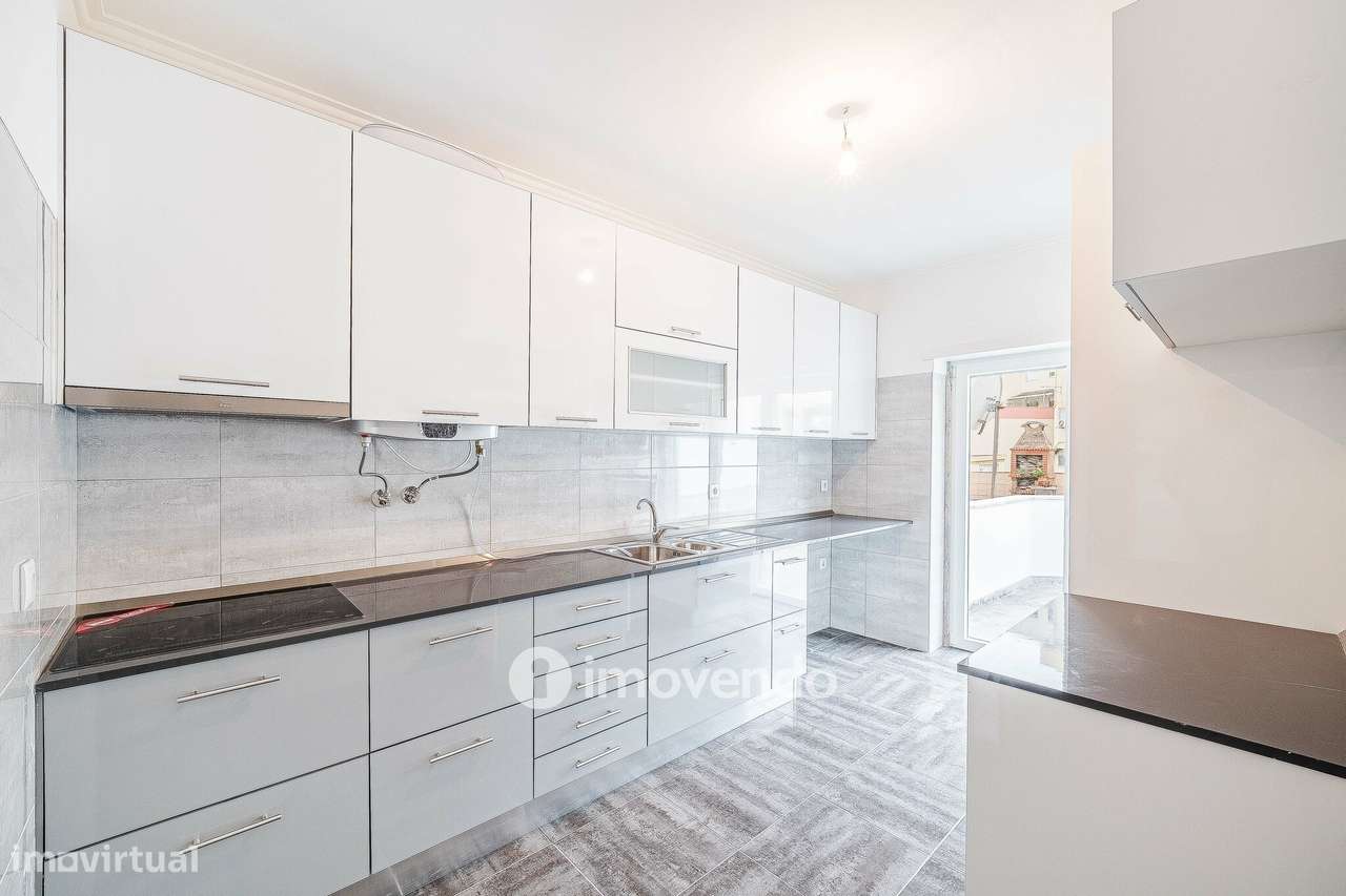 Apartamento T3, com terraço e arrecadação, em Mem Martins-8