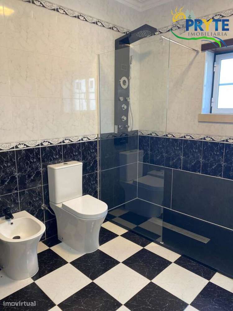 Moradia em Excelentes Condições com Amplo Terreno - Oportunidade Única-23