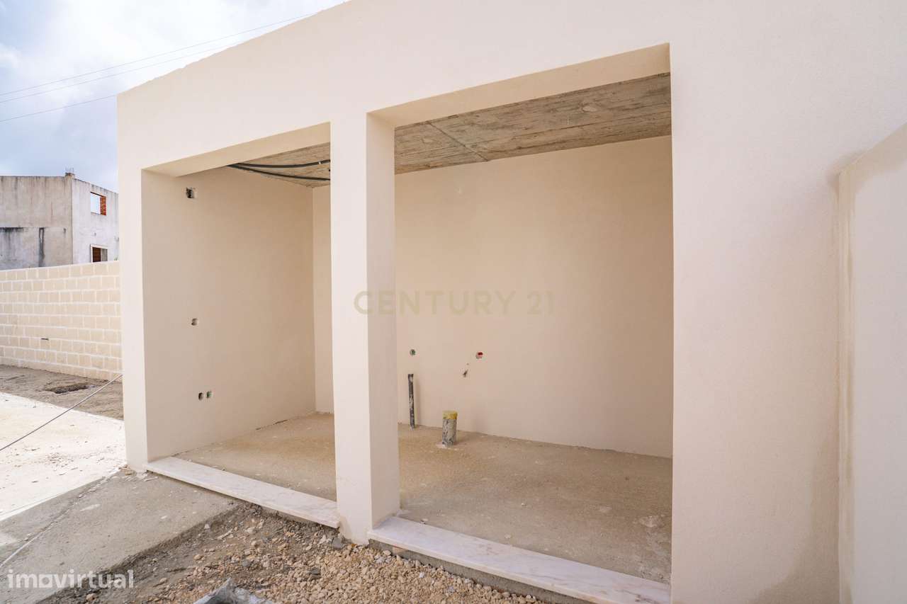 Moradia T3 com Piscina e Jardim em Salir do Porto-20