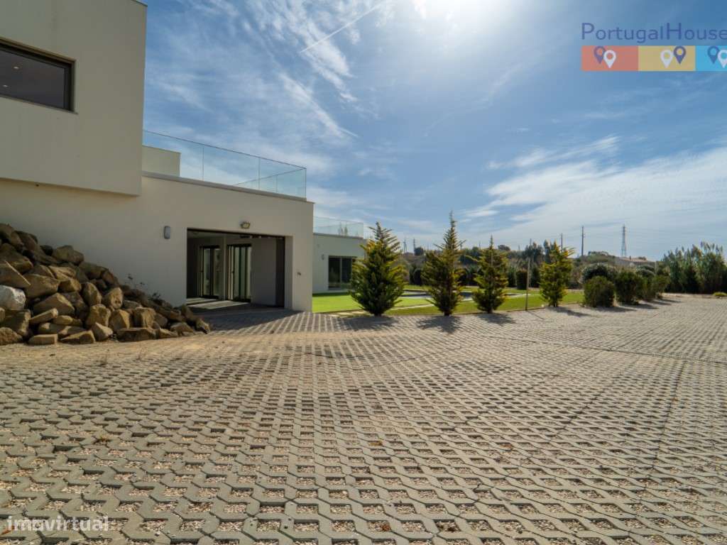 Moradia T4 de Luxo com terreno de 5.300 metros quadrados-2