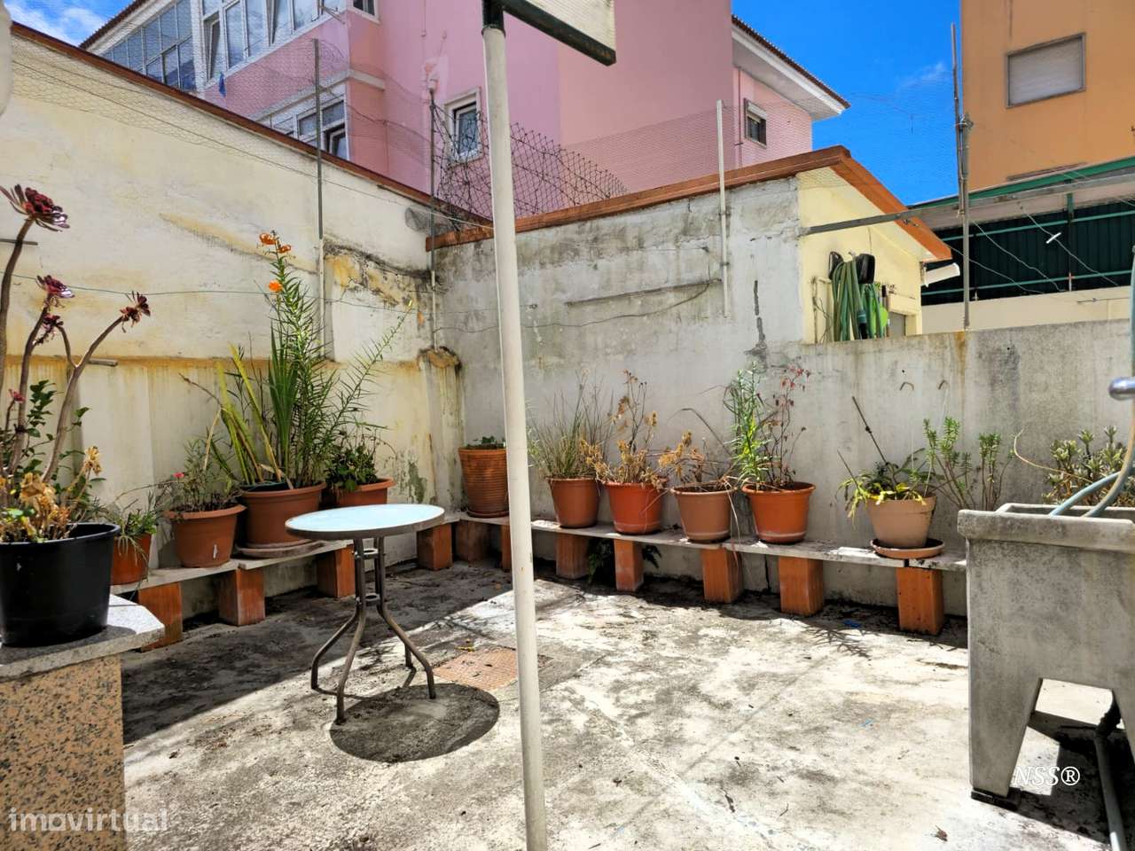 Apartamento T2 com quintal e anexo na Amadora-14