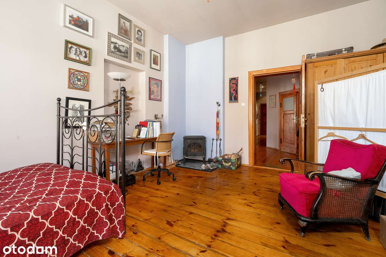 Trzystronne, z balkonem i piwnicą, przy tramwaju-17