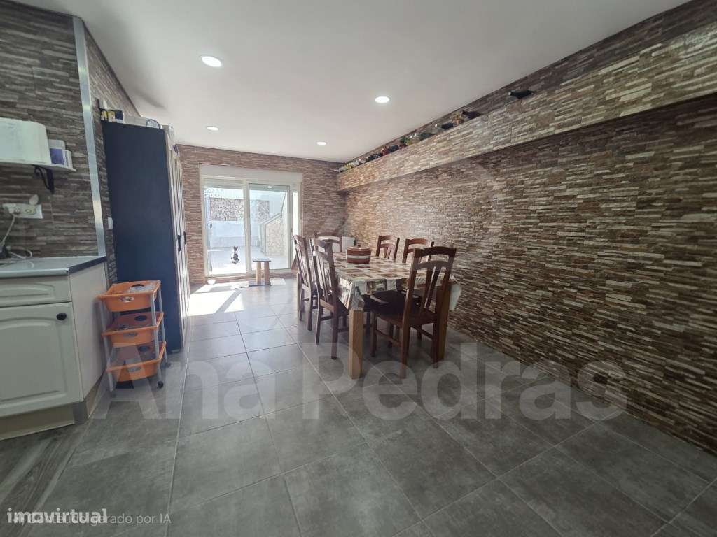 Moradia Bi-Familiar Totalmente Remodelada com Logradouro e Elevado ...-34