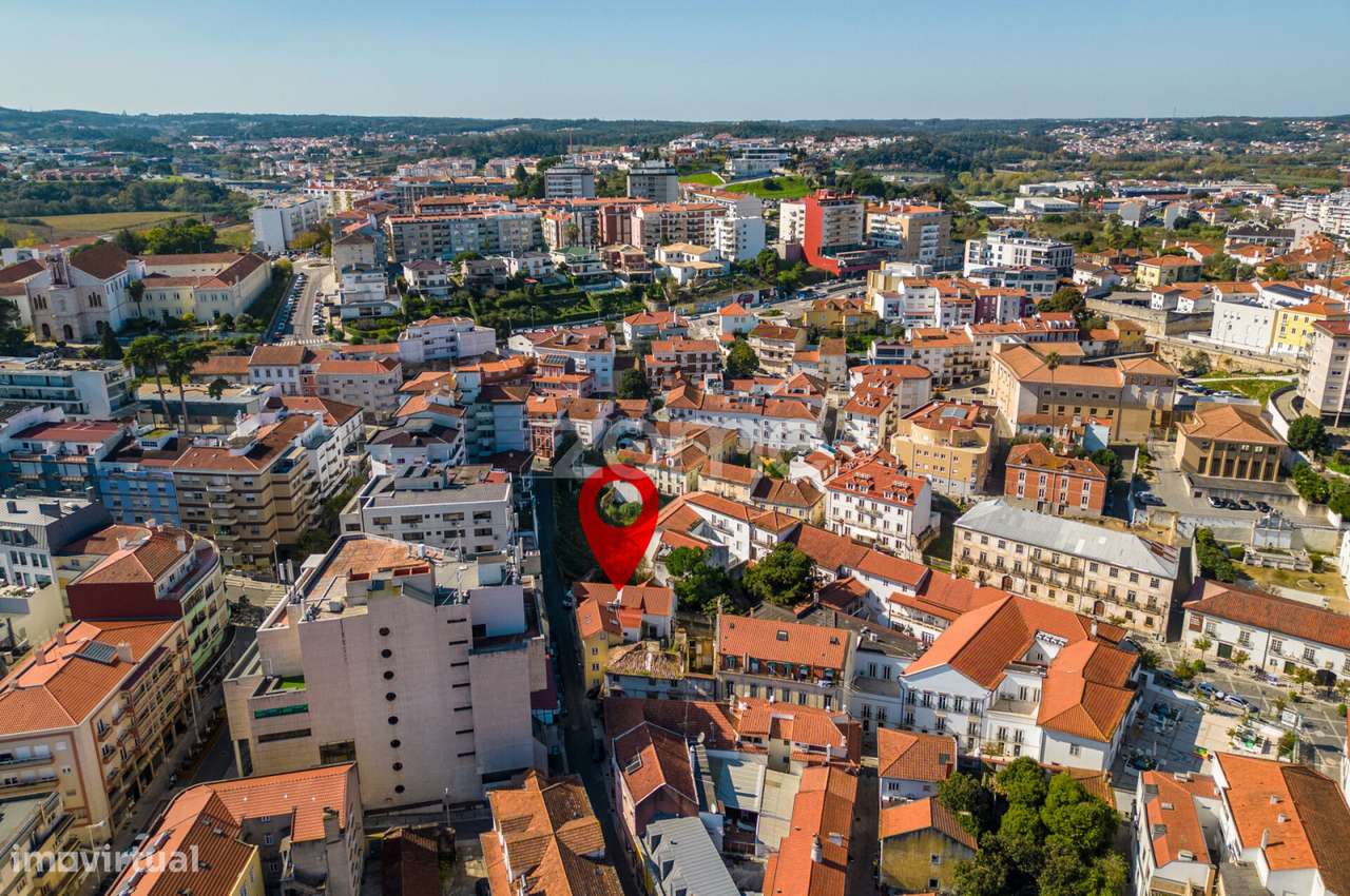 Prédio com grandes áreas no Centro de Leiria-45