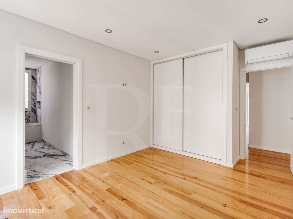 Apartamento T4 com Varanda junto à praia com vista Mar-17