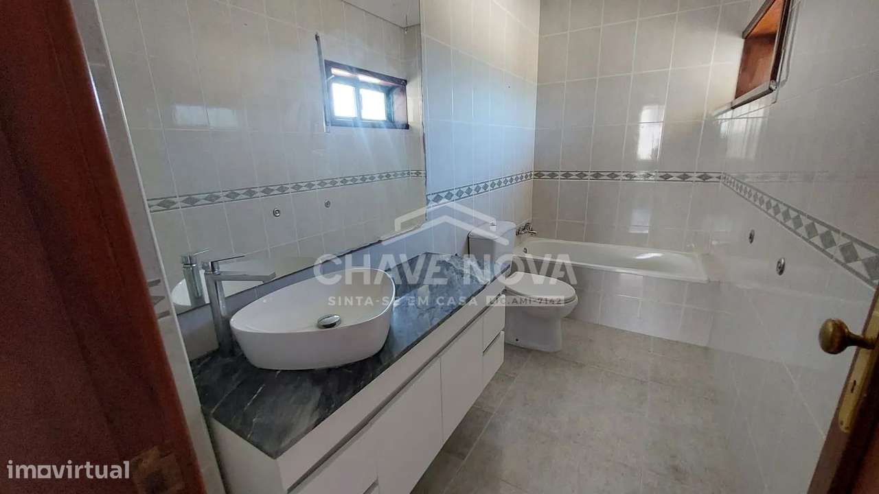 T2 Último Piso c/ Terraço e Garagem Box em S. Félix da Marinha-14