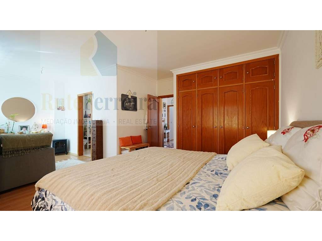 Moradia T3 localizada em São Pedro da Cadeira com jardim-16