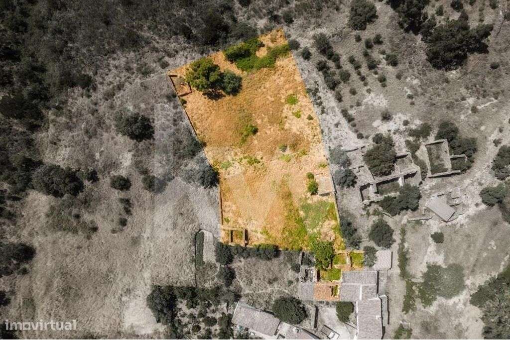 Ruína com terreno em malha urbana para recuperar a 30 minutos de Loulé - Grande imagem: 2/25