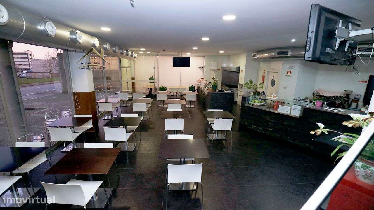 Restaurante "Castelo da Maia" Localizado em Zona Industrial,-17