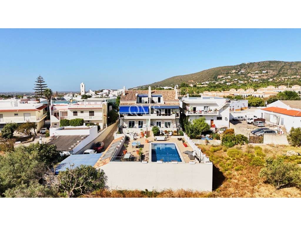 Duplex contemporâneo de três níveis em Santa Bárbara de Nexe, Algarve-46