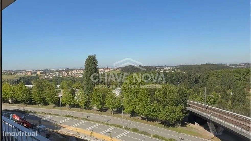 T4 com 241 m², Varandas Amplas e 3 Lugares de Garagem no Verde Vale-8