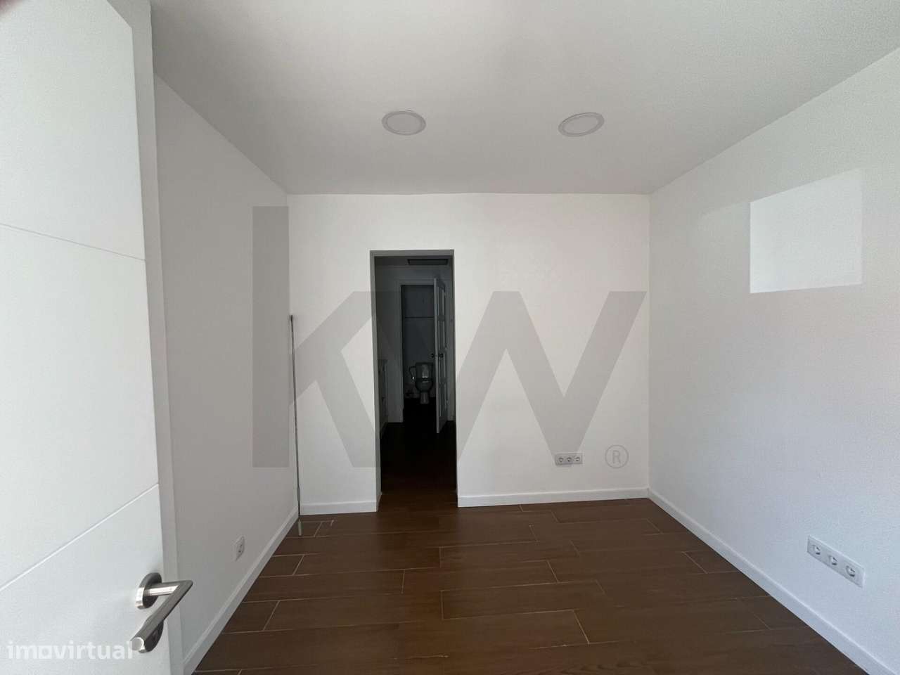 Loja com 2 montras na Estrada de Benfica - Grande imagem: 5/15