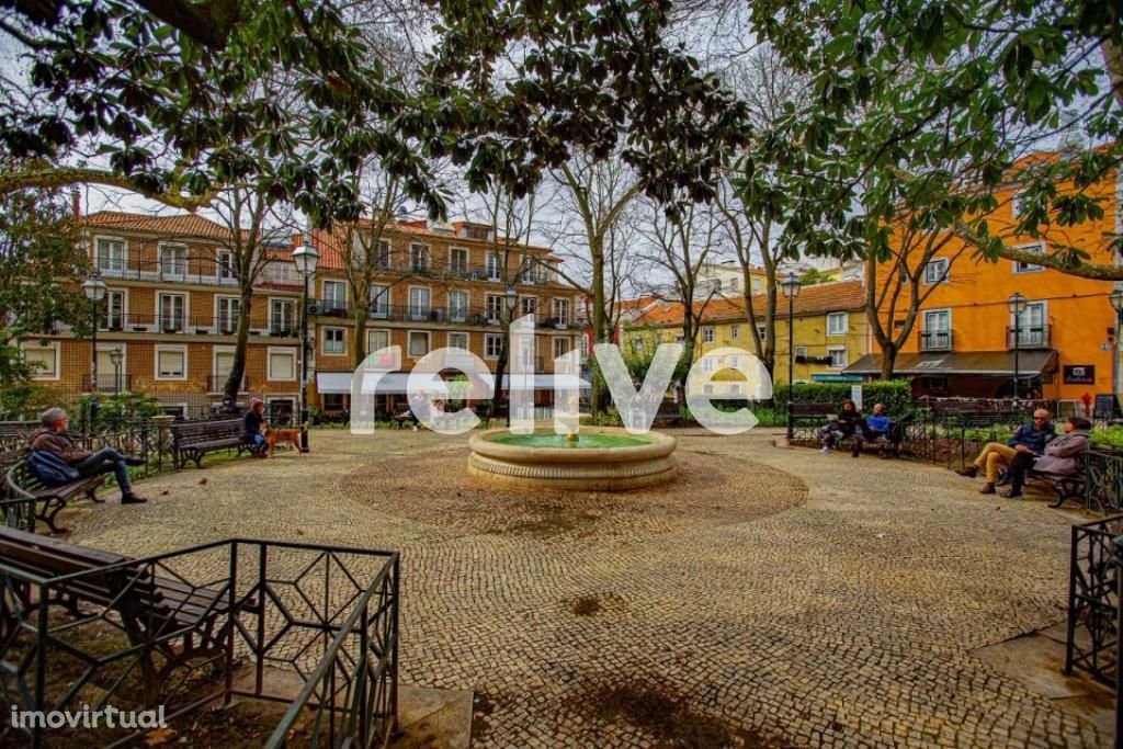 Apartamento T2 remodelado na Praça das Flores, Lisboa