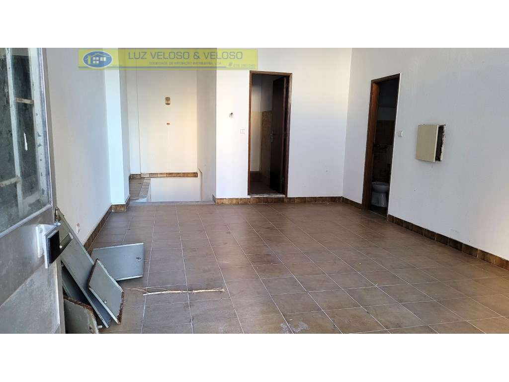 Loja de 38,27 m2 com cave de 300,00 m2. Alto do Seixalinho, Barreiro.-8