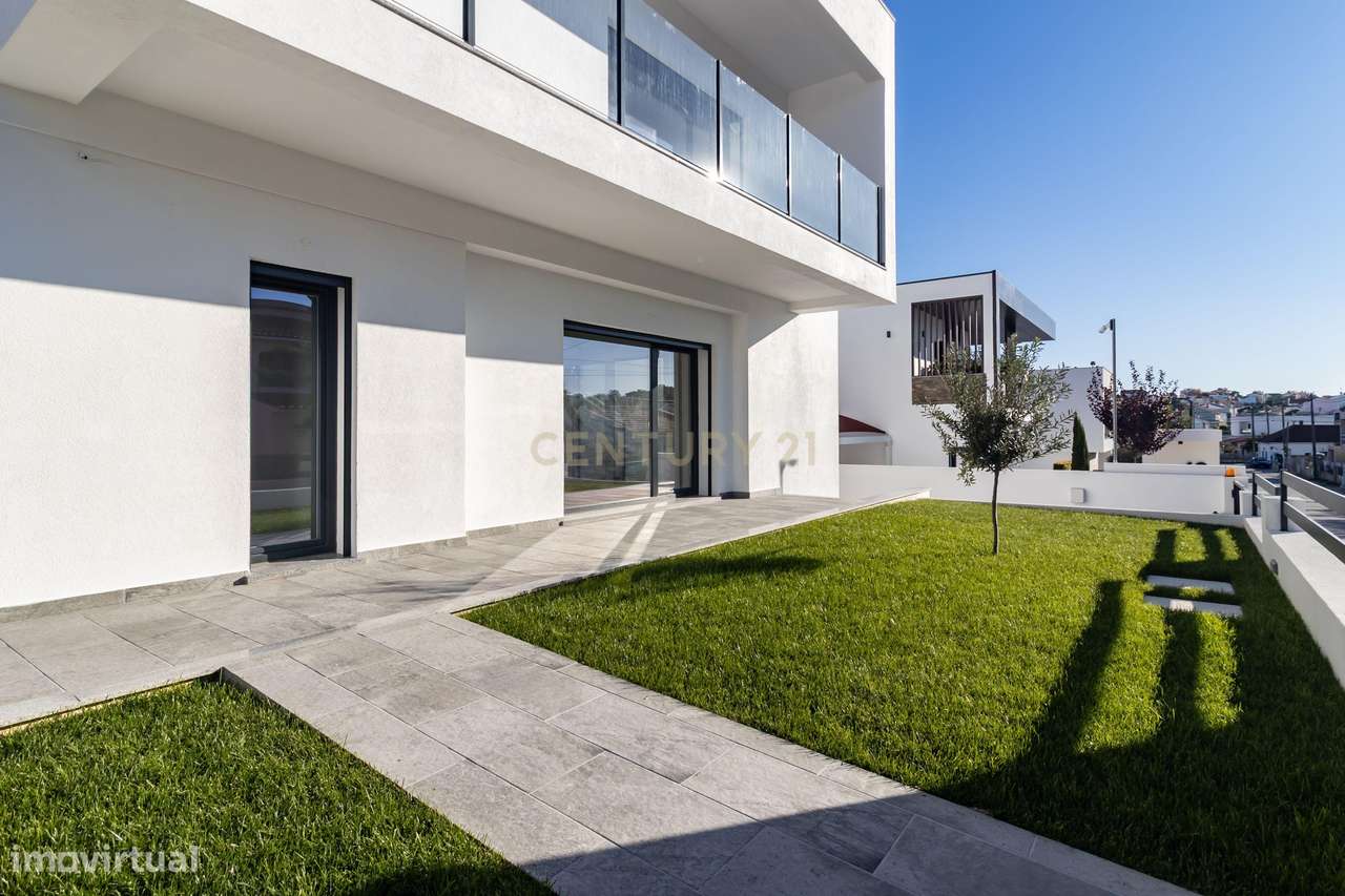 Moradia Nova T4 com piscina e garagem - Sobreda - Charneca de Caparica-9