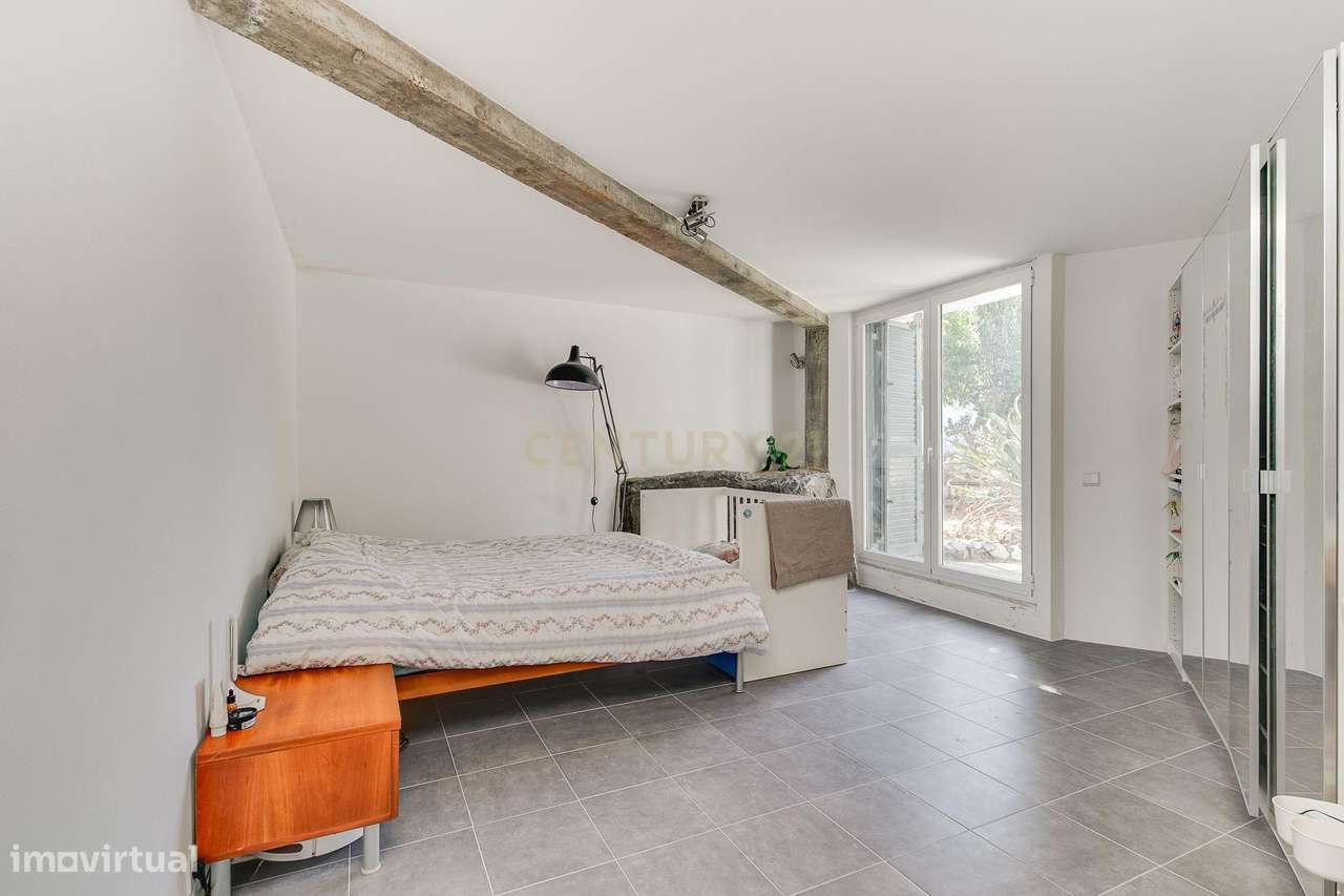 Terreno de 956m2 com duas moradias em Alcântara, Lisboa, uma T4 e T3-8