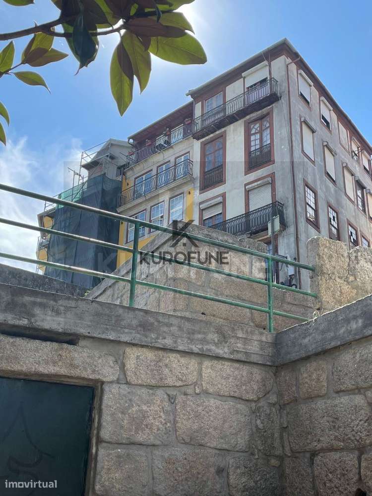 PREDIO COM PROJETO APROVADO PARA RECUPERAR NA SÉ DO PORTO-8