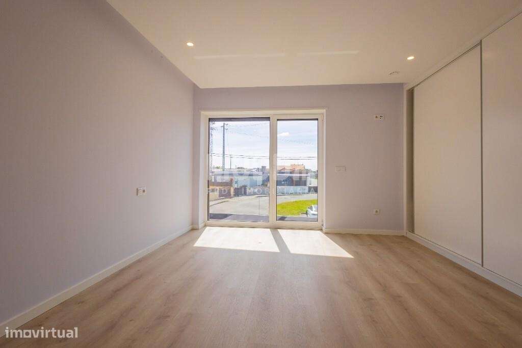 Moradia T4 com Design Contemporâneo e Acabamentos Premium-14