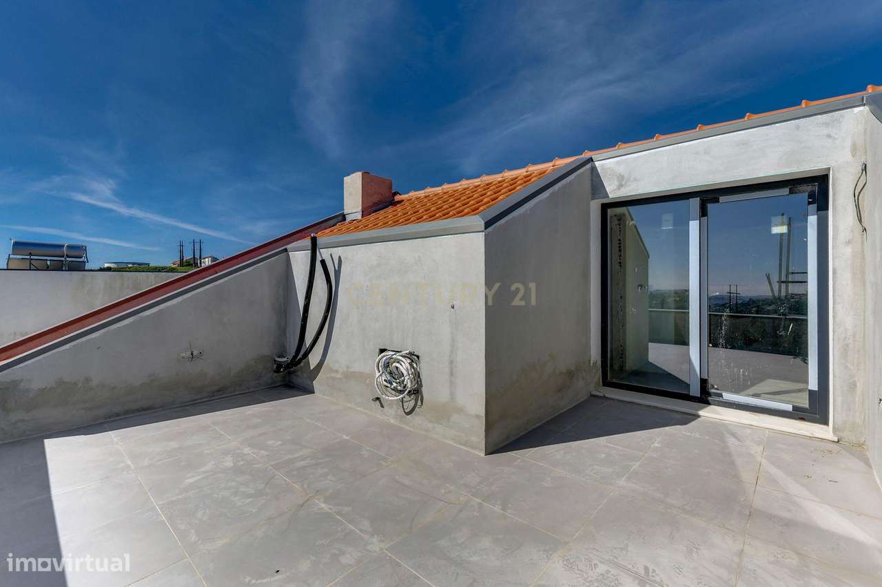 Moradia T4 com piscina em Caneças-49