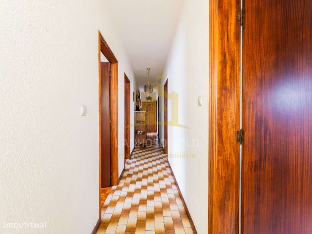 Moradia T6 em Lanhoso - Espaço, Conforto e Versatilidade-15