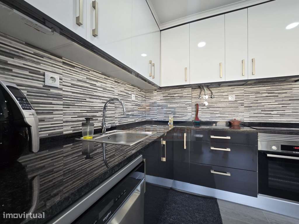 Fantástico e único T2 totalmente remodelado com 2 grandes varandas ... - Grande imagem: 5/31