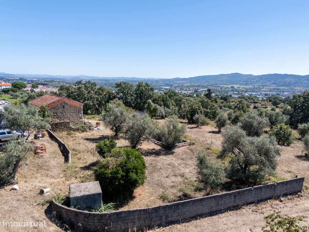 Moradia em pedra isolada com piscina e jardim-7