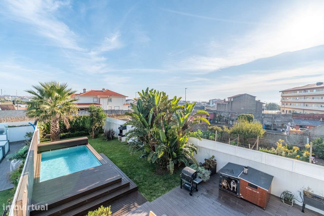 Moradia moderna situada em Lavra com vista mar, piscina e jardim. - Grande imagem: 5/41