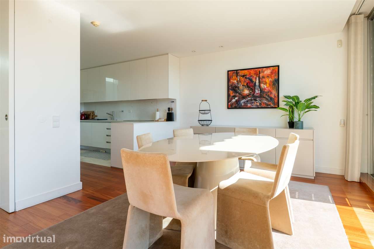 Moradia T4 com piscina, jardim e vista tranquila-9