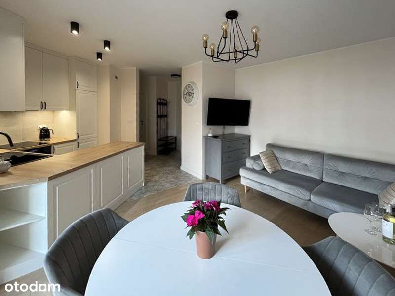 2-pokojowe mieszkanie z 2 garażami i komórką | Praga Południe - Pełny obrazek: 1/8