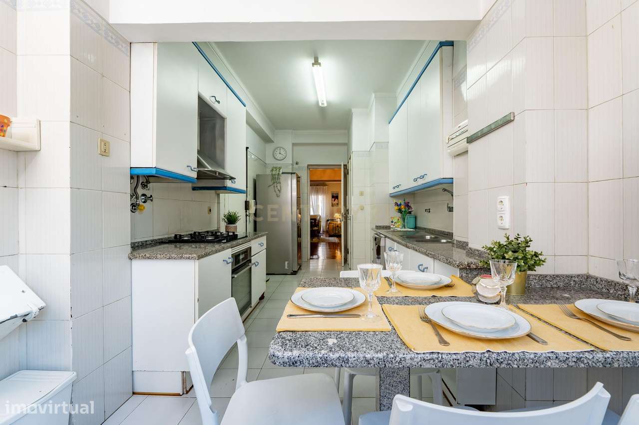 T4 em Miraflores com Parqueamento, Elevador e Arrecadação - Grande imagem: 2/48