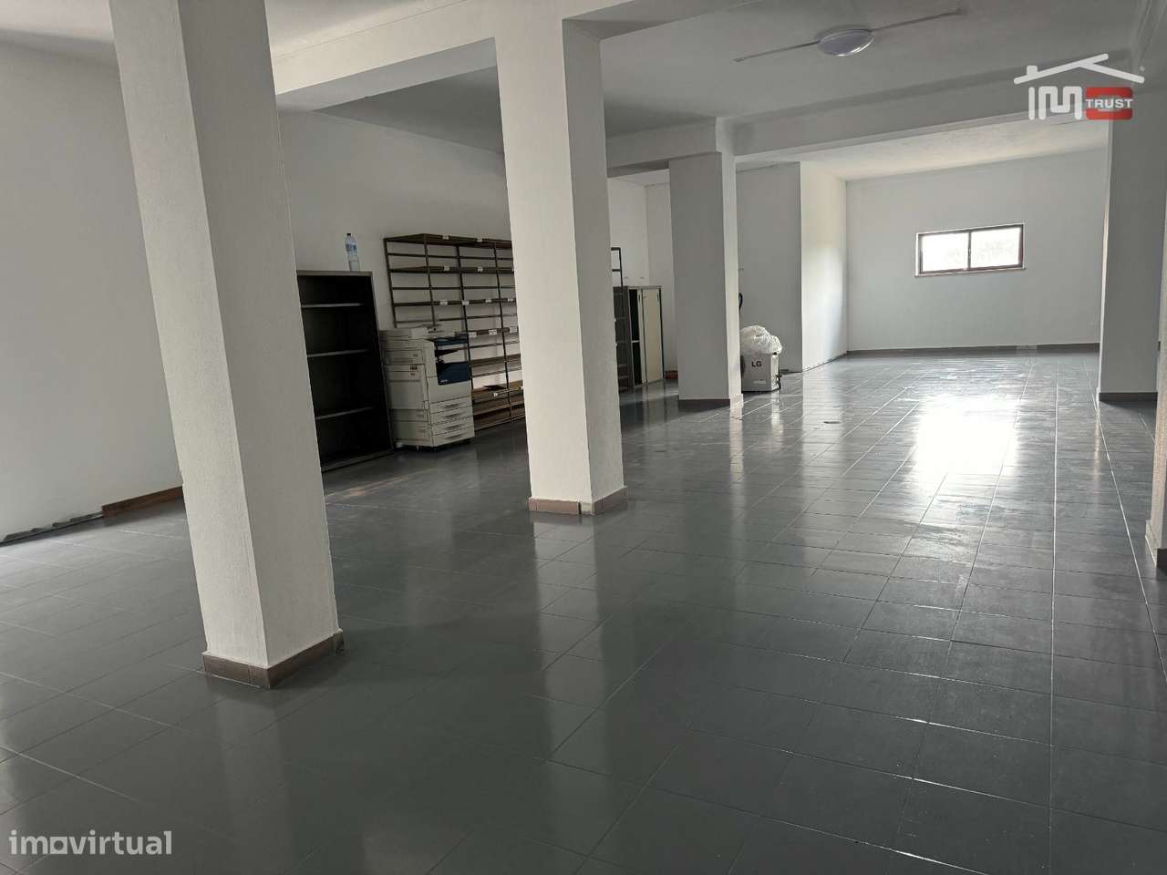 Armazém com potencial para conversão em Apartamentos com dois pisos... - Grande imagem: 5/40