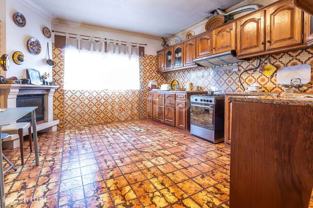 MORADIA GEMINADA À  VENDA EM PORTO SALVO– 3 PISOS, 2 FRENTES-3