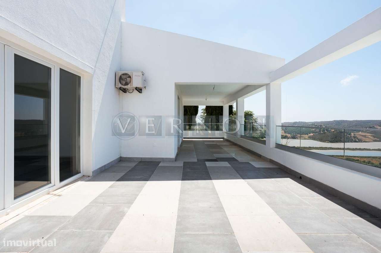 Moradia Renovada T4 com Vista Rio Arade, Piscina e 2.450 m² de Terreno-16