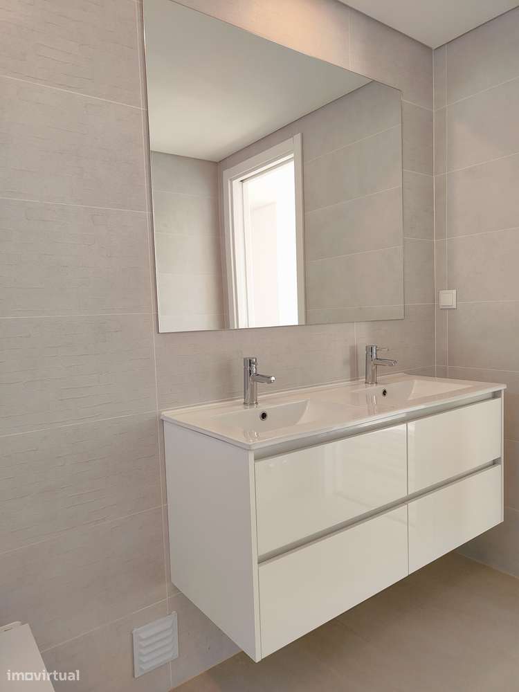 Oferta 1% do Valor de Aqusição - Moradia T4 + 1 com Piscina e Garagem-45