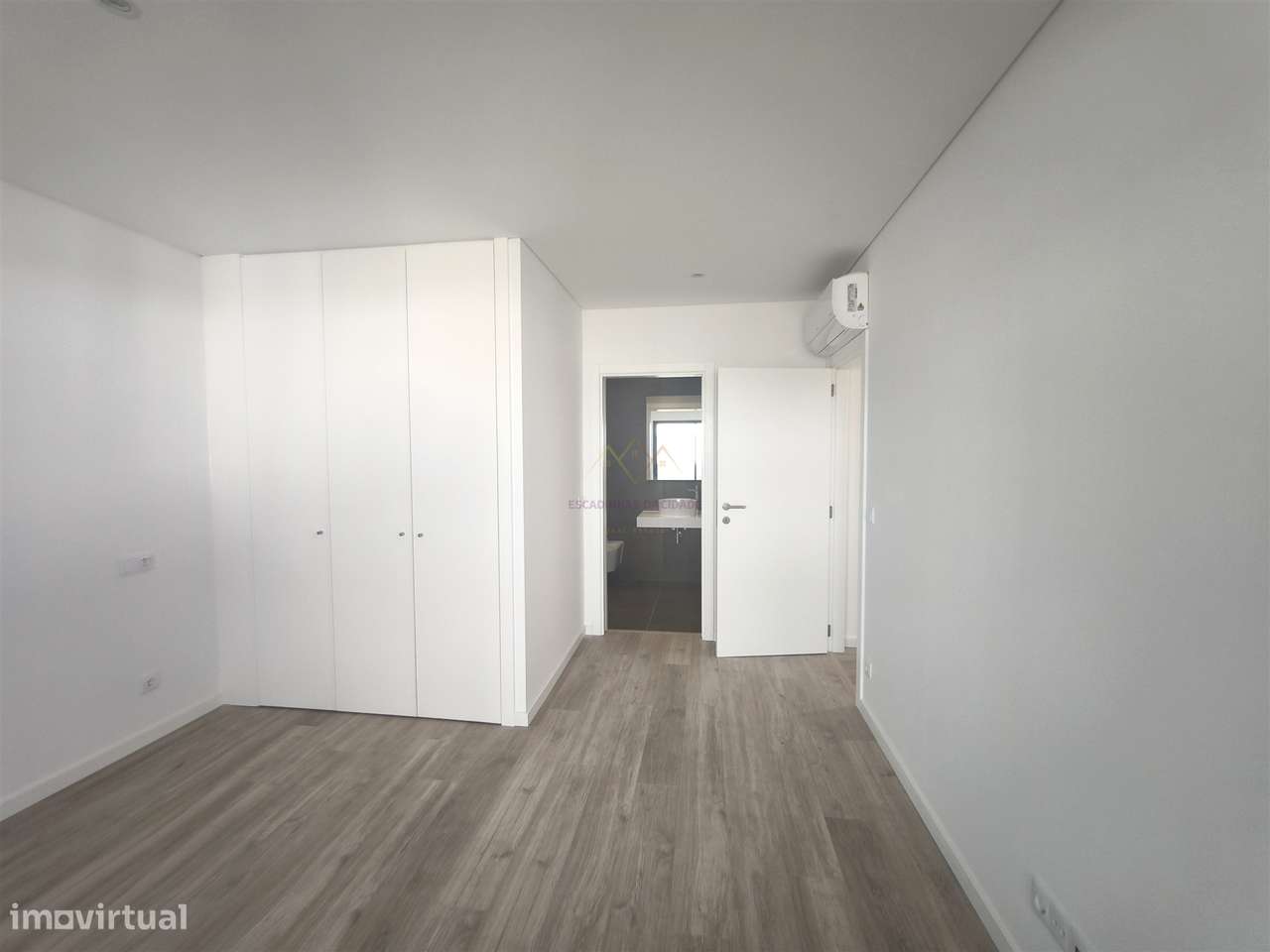 Elegância e Conforto em Carnaxide: T2 com Varandas, 2 Lugares de Garag-15