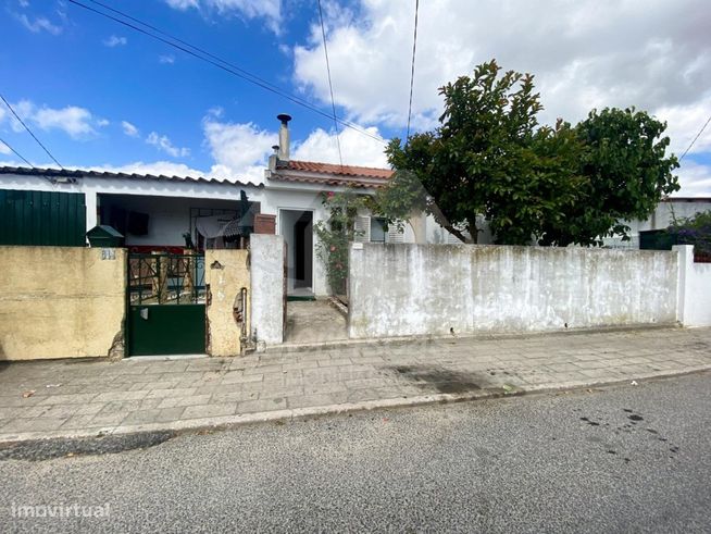 Moradia T2 com sótão aproveitado no Bairro da CAR em Camarate, Loures-23
