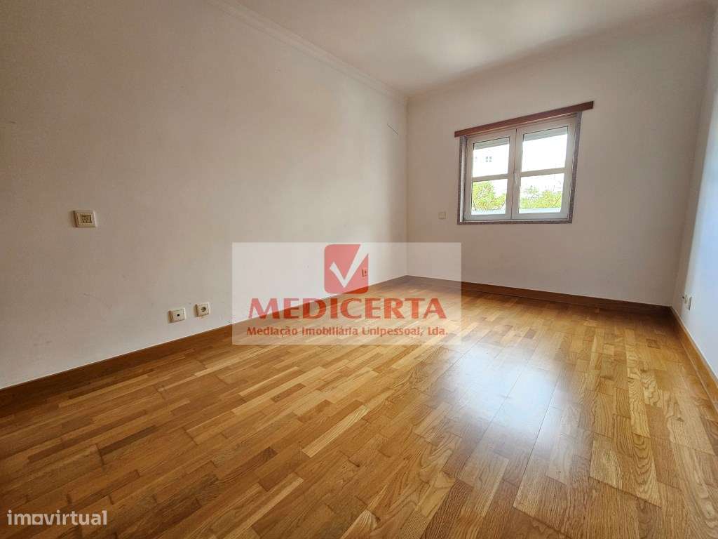 Amadora (Casas do Lago) T4 (2 Parqueamentos + Arrecadação)-12