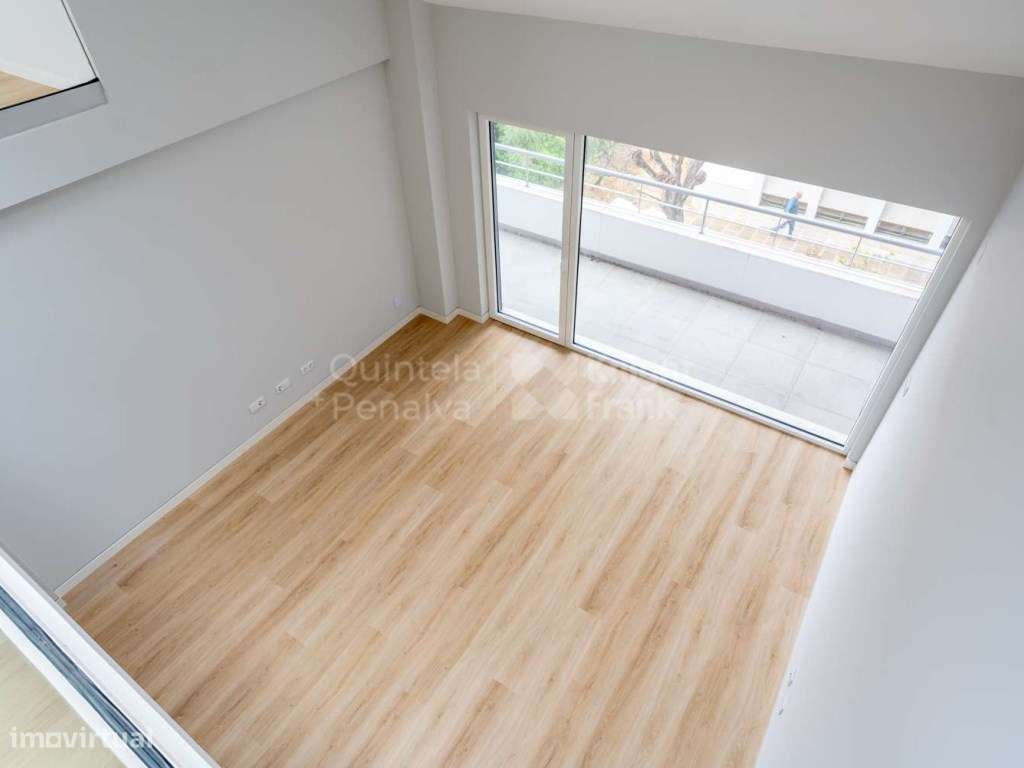 Apartamento T3+1 com duas varandas e estacionamento em Carcavelos - Grande imagem: 5/30